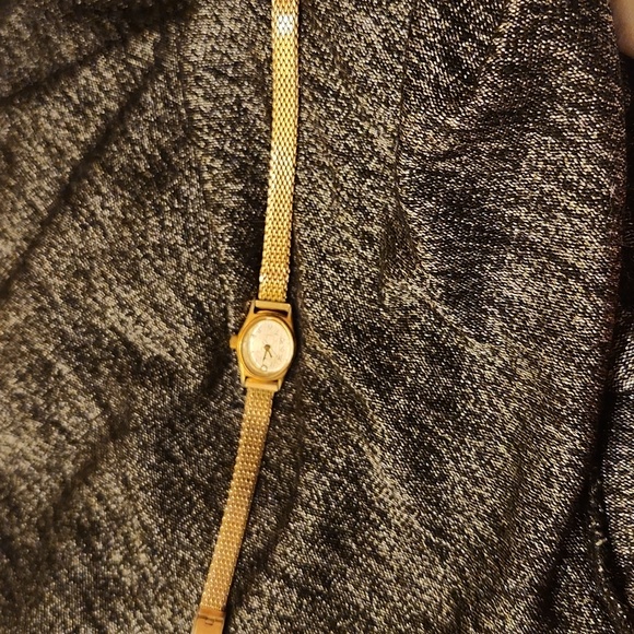 Vintage Slim Timex Quartz 10k - Picture 4 of 4